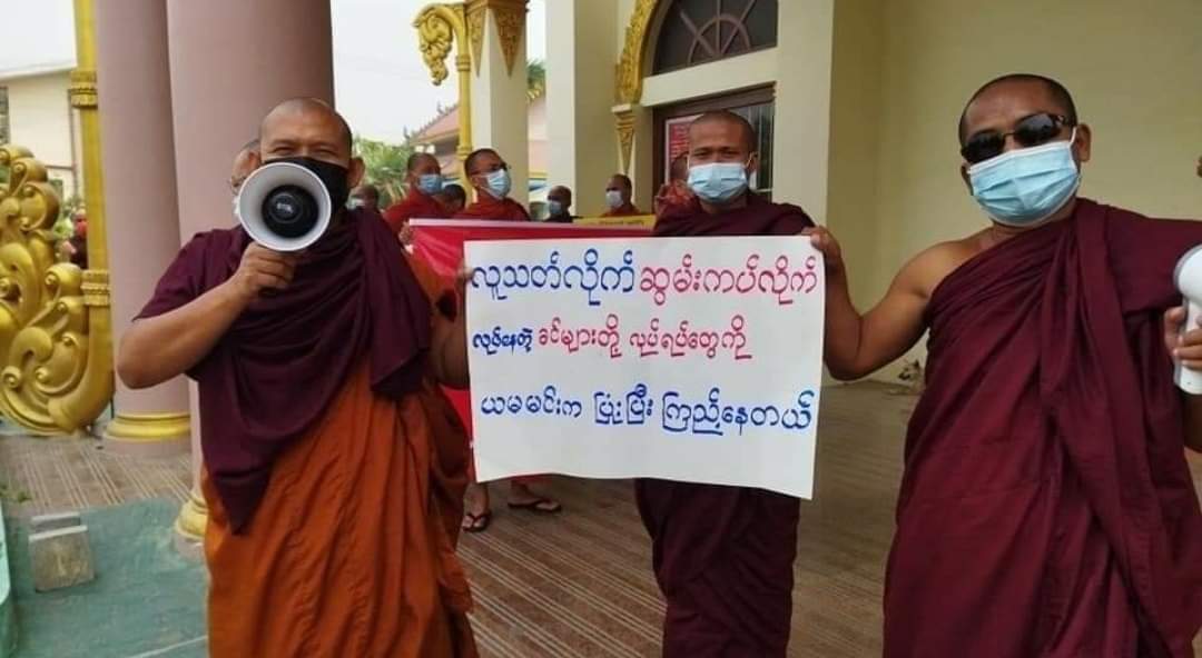 XueMei01's tweet photo. Buddhist monks from Sangha Union peacefully protested against military coup in Mandalay !

ABOMINABLE CRUELTY

#WhatsHappeningInMyanmar 
#Mar30Coup https://t.co/vPL7eNx4jR