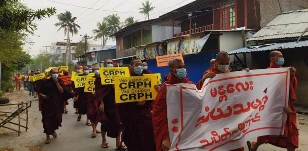 XueMei01's tweet photo. Buddhist monks from Sangha Union peacefully protested against military coup in Mandalay !

ABOMINABLE CRUELTY

#WhatsHappeningInMyanmar 
#Mar30Coup https://t.co/vPL7eNx4jR