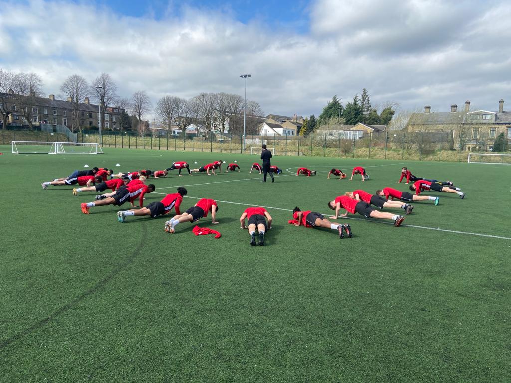 GavaffersGavin's tweet photo. #busymonday our S&amp;C coach @CalumMMacleod working with our scholars then into a training session. Our 1st U16s session back in the evening for over 2months!!! #buzzing #backplaying #footballfamily #Academy #workaholic #loveit @FCHTOnline @snichol62 @DannyW_88 https://t.co/RyduPBWoHg