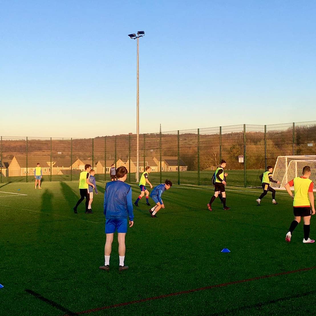 GavaffersGavin's tweet photo. #busymonday our S&amp;C coach @CalumMMacleod working with our scholars then into a training session. Our 1st U16s session back in the evening for over 2months!!! #buzzing #backplaying #footballfamily #Academy #workaholic #loveit @FCHTOnline @snichol62 @DannyW_88 https://t.co/RyduPBWoHg