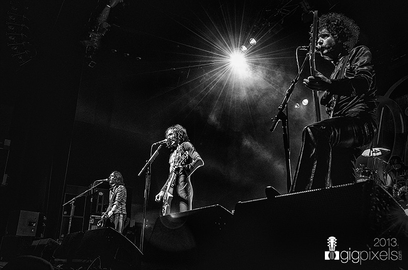 TD_Prisoners's tweet photo. From left to right!!!
@hawkins_dan 🎸
@JustinHawkins 🎤
#FrankiePoullain 🔔

@thedarkness captured by Lee Scott aka @gigpixels, 2013

#TheDarkness #thedarknessprisoners #blackandwhite #blackandwhitephotography #onstage #rockband #rock #rockstyle #rocknroll #hardrock #classicrock https://t.co/IGzeSLz3GW