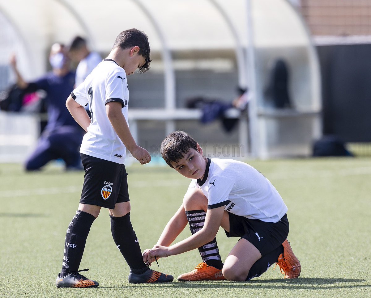 valenciacf's tweet photo. ☀️ Bon dia, afició! 

Compañerismo ✅
Respeto ✅
Solidaridad ✅
Valores @Academia_VCF ✅

#JuntsAnemAMUNT 💪🏼🦇 #OneFamilyVCF https://t.co/q1yq5uSPB6
