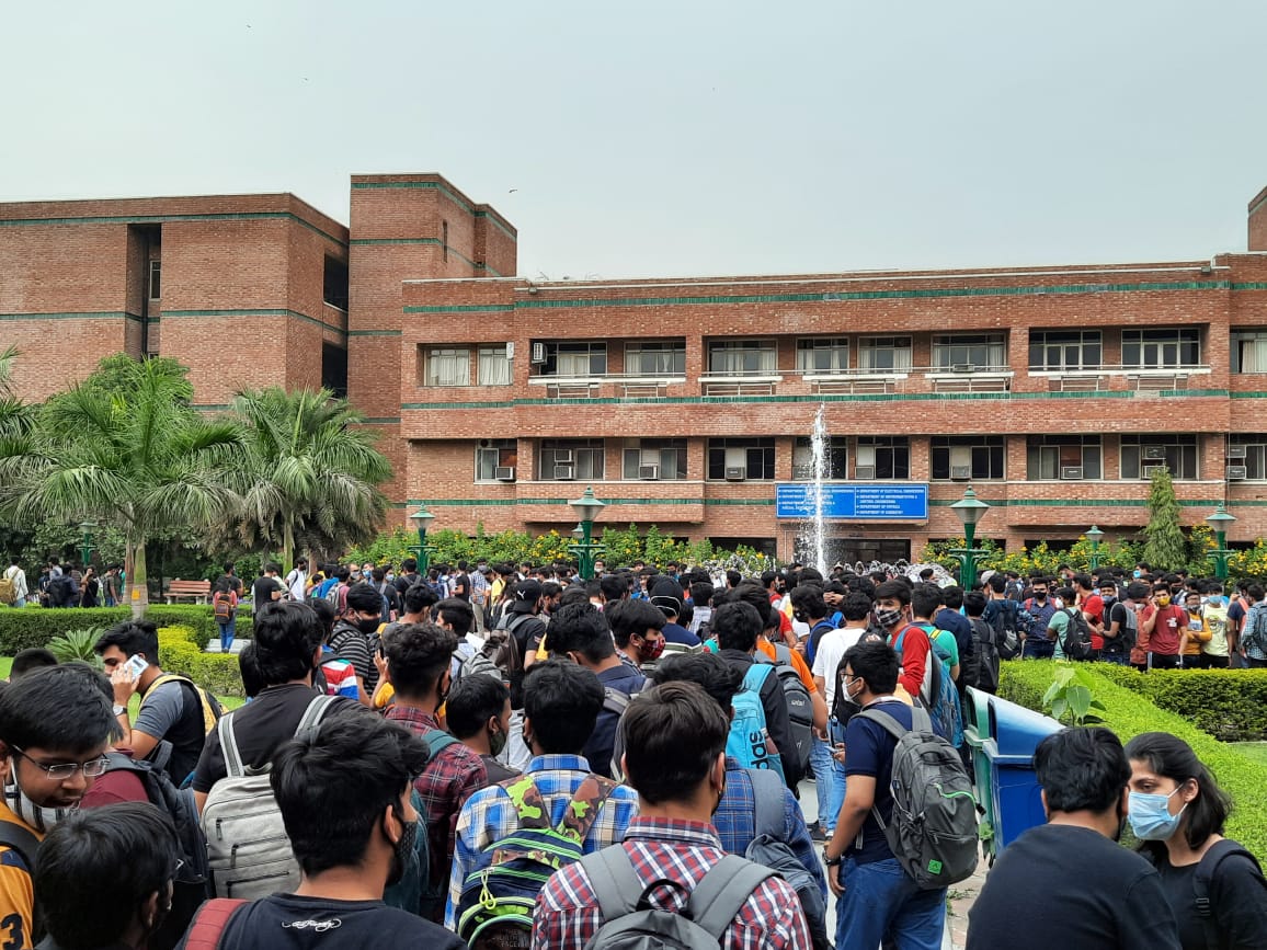 DepressedEngin6's tweet photo. Recently NSUT forcefully conducted the offline exams for the first-year students, people these exams were conducted when there were more than 1000 cases per day in Delhi, See the attached image, Social distancing is nowhere to be found https://t.co/n4ypyoFEoQ