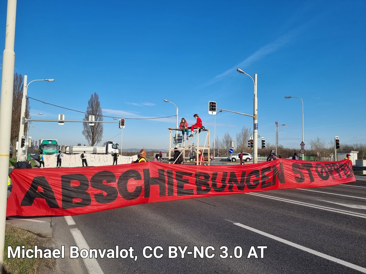 MichaelBonvalot's tweet photo. Protest gegen Abschiebungen nach Afghanistan auf den Zufahrtsstraßen zum Flughafen Wien! Einige dutzend Menschenrechts-AktivistInnen blockieren die Hainburger Straße, auf einer Brücke über der A4 haben sich 2 Menschen abgeseilt. Ich berichte live vor Ort. #bleiberecht #w3003 https://t.co/TkwY8ERAUh