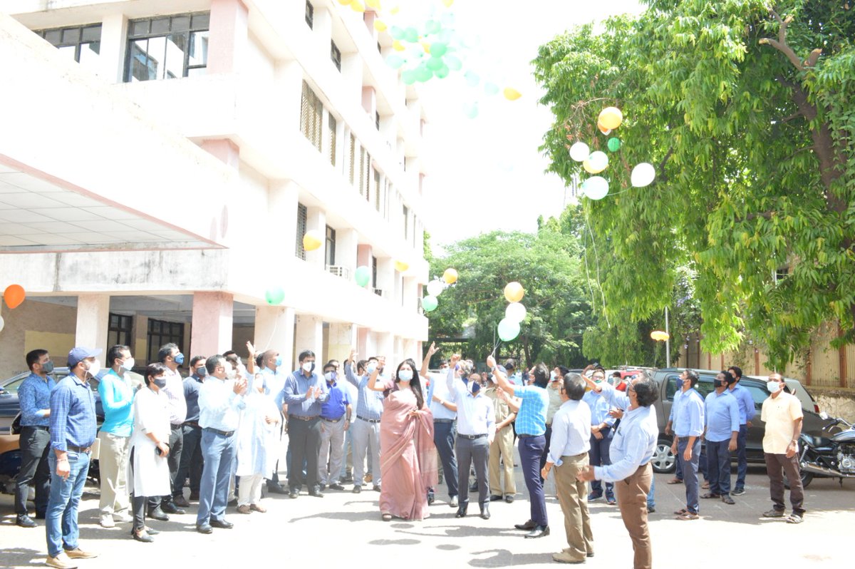cgstbelapur's tweet photo. Ms. Manpreet Arora, Commissioner, CGST &amp; Cex, Belapur Commissionerate released tricolour balloons as a part of the celebration of 75 years of India's Independence. #azadikaamrutmahotsav 
@nsitharamanoffc @Anurag_Office @cbic_india @cgstmumbaizone https://t.co/PeEiOAR3Ro