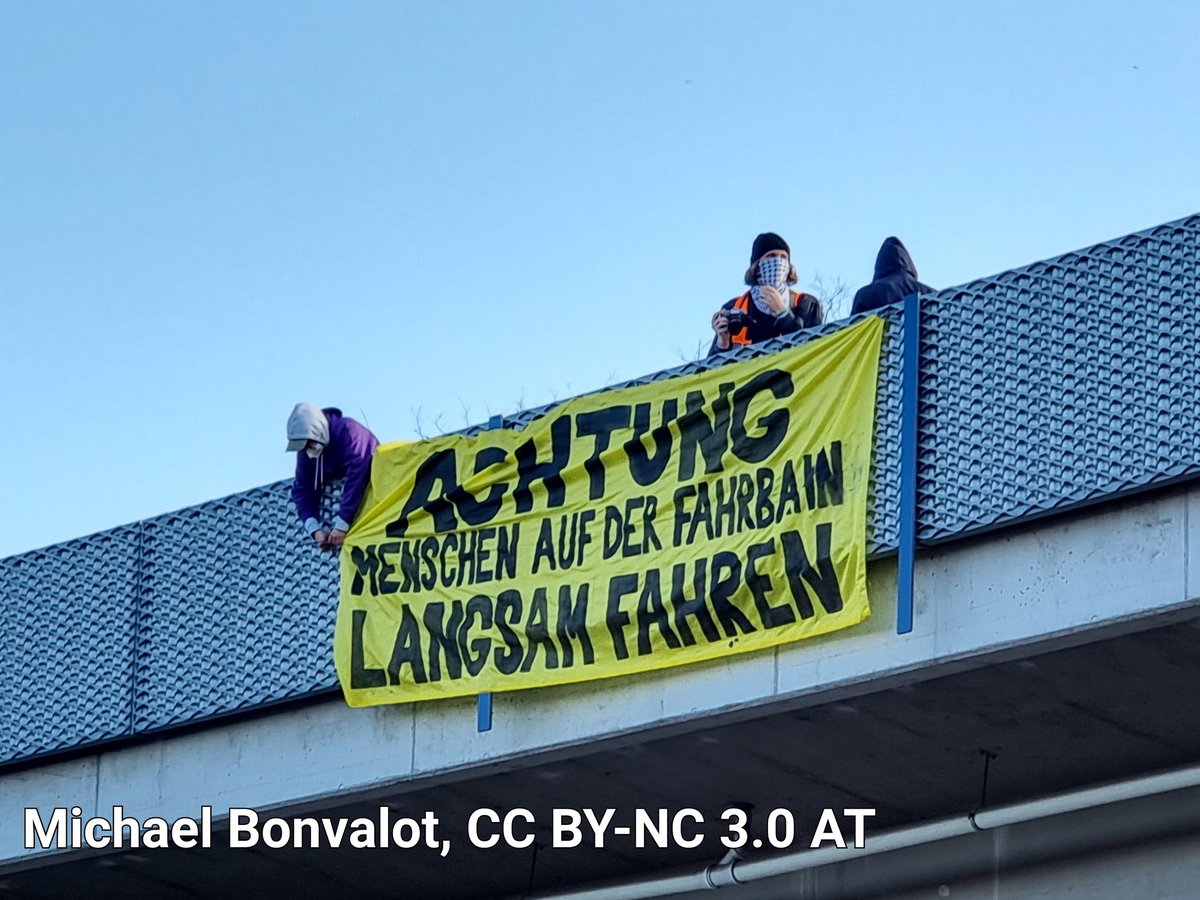 MichaelBonvalot's tweet photo. Protest gegen Abschiebungen nach Afghanistan auf den Zufahrtsstraßen zum Flughafen Wien! Einige dutzend Menschenrechts-AktivistInnen blockieren die Hainburger Straße, auf einer Brücke über der A4 haben sich 2 Menschen abgeseilt. Ich berichte live vor Ort. #bleiberecht #w3003 https://t.co/TkwY8ERAUh