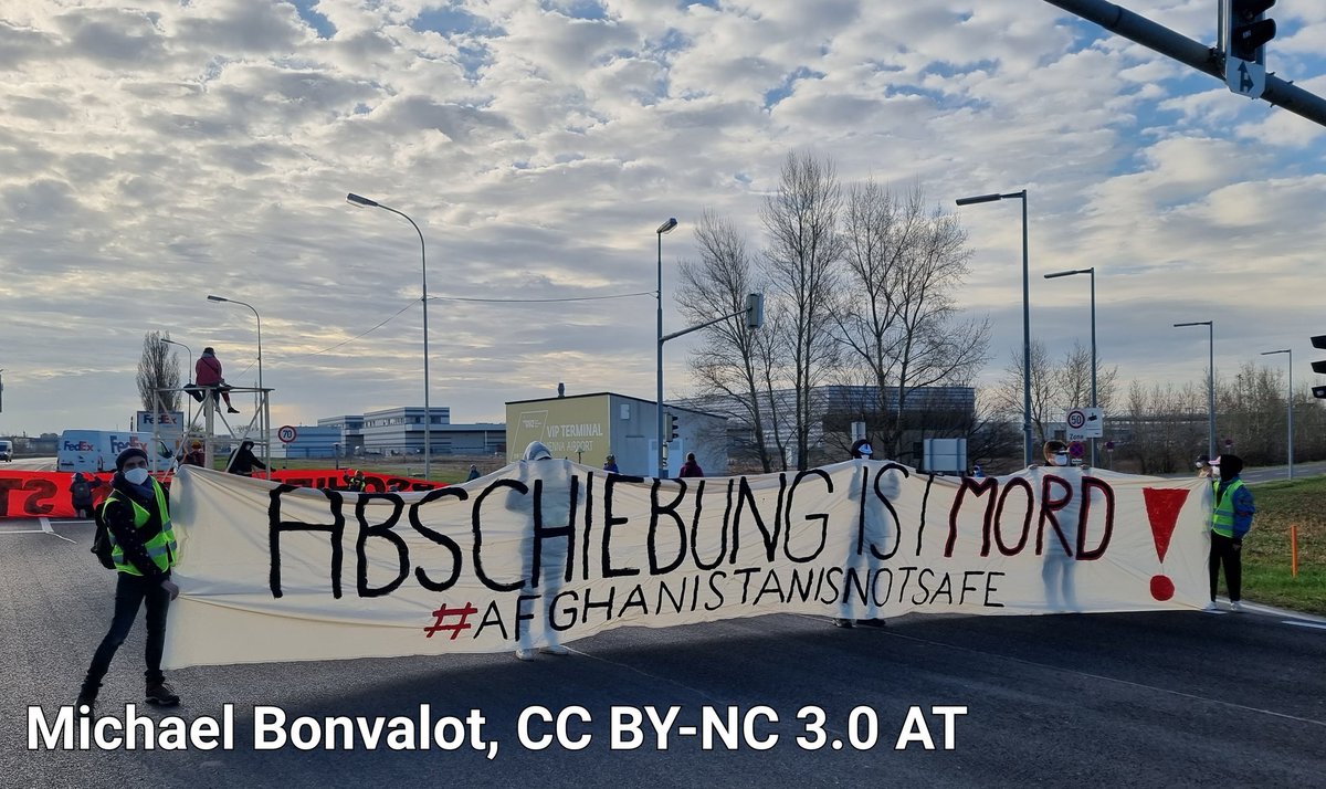 MichaelBonvalot's tweet photo. Protest gegen Abschiebungen nach Afghanistan auf den Zufahrtsstraßen zum Flughafen Wien! Einige dutzend Menschenrechts-AktivistInnen blockieren die Hainburger Straße, auf einer Brücke über der A4 haben sich 2 Menschen abgeseilt. Ich berichte live vor Ort. #bleiberecht #w3003 https://t.co/TkwY8ERAUh