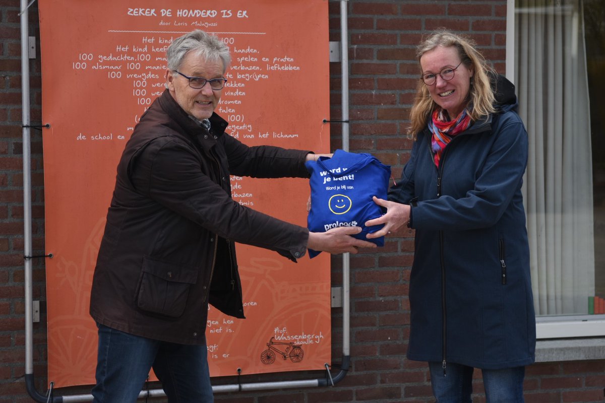 Wat zouden we zijn zonder vrijwilligers op onze scholen! Antsje van Dijk nam afgelopen week afscheid na ruim 35 jaar als vrijwilliger op de <a href="/PWS_Lekkum/">Wassenberghskoalle</a>. @AlbertHelder bedankte via haar al die vrijwilligers die zo onmisbaar zijn. Onze dank is groot!🌞