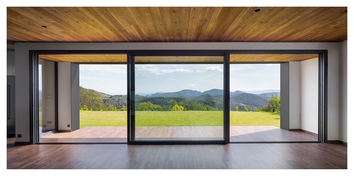 KLINE_SPAIN's tweet photo. Qué mejor para enmarcar este impresionante e idílico paisaje que nuestra corredera minimalista de perfiles esbeltos, que ofrece las mejores vistas panorámicas y deja pasar la máxima luz, con las más altas prestaciones en aislamiento térmico
#ventanas
#ventanasypuertas https://t.co/CMUXIrQcbI