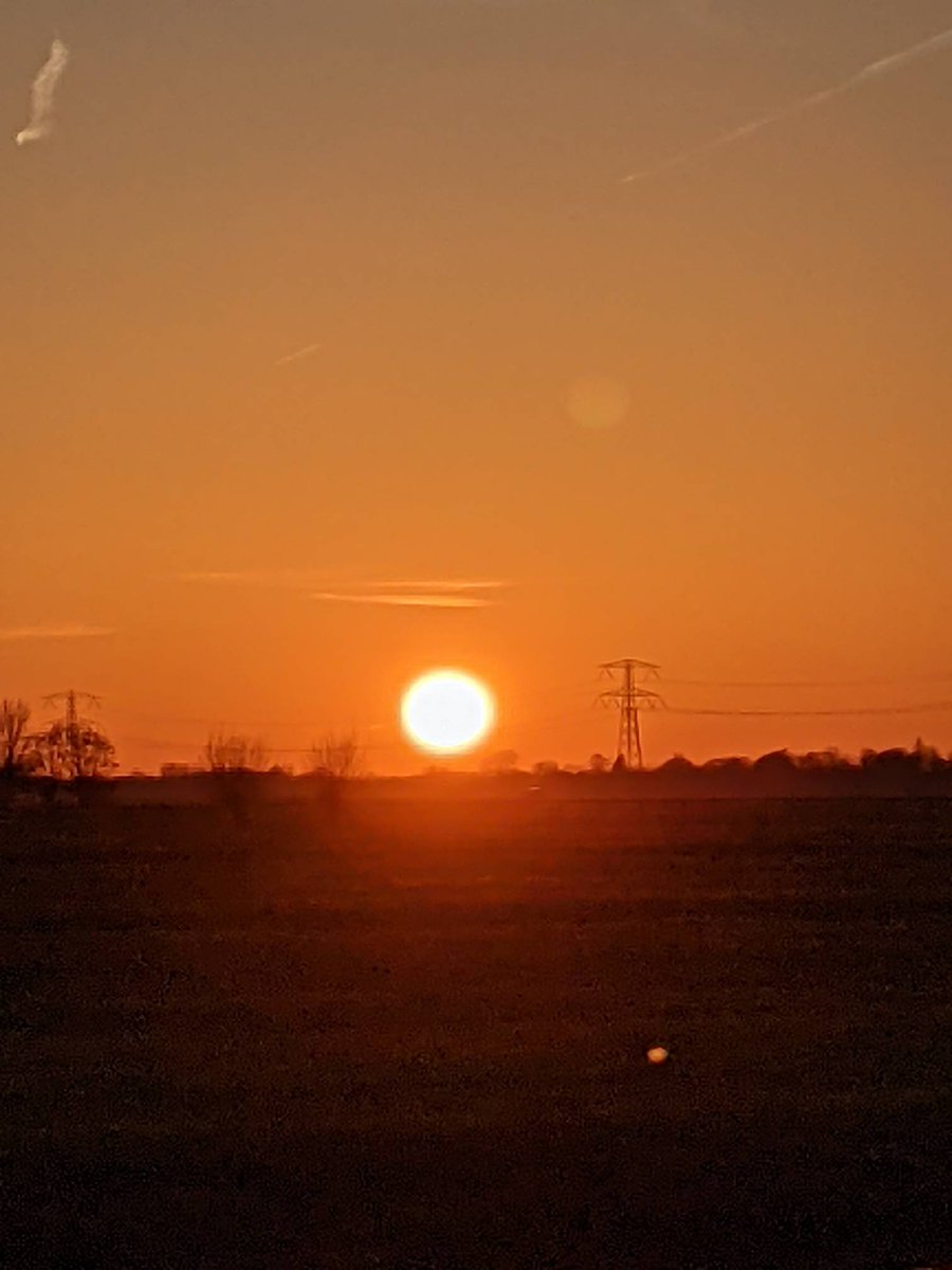 oudewaternet's tweet photo. Einde van n mooie dag. De avondrust klinkt over de polder. Hond blaft, paard hinnikt, meerkoetje snibt, trein hoorbaar in de verte.
#lentedag #avondrust #zonsondergang #avondrood #polder #oudewater #mooistestadjevanhetgroenehart #oudewatergaatdoor #ommetje https://t.co/MdxAyJHbmX