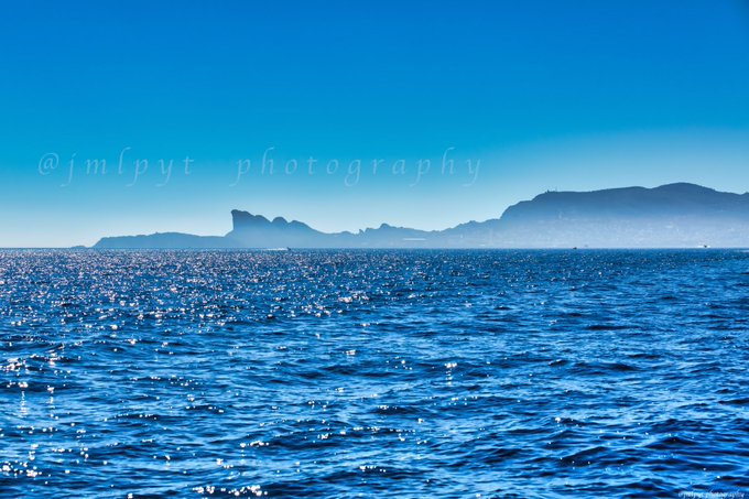 FREQUENCENAUTIQ's tweet photo. La baie de #LaCiotat et son bec de l'aigle depuis #StCyrSurMer. Bonne journée chez nous ! 🤩🥰
(📸 @jmlpyt) https://t.co/GGO7GJEwGI