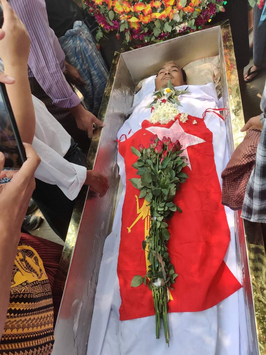 XueMei01's tweet photo. Funeral of Ko Zaw Lin Aung , who was shot kill by terrorist military force in Pathein, on March 28 !

ABOMINABLE CRUELTY

#WhatsHappeningInMyanmar 
#Mar30Coup https://t.co/UybGkWLBKk
