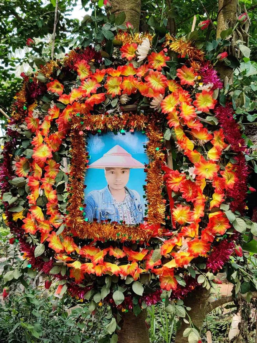 XueMei01's tweet photo. Funeral of Ko Zaw Lin Aung , who was shot kill by terrorist military force in Pathein, on March 28 !

ABOMINABLE CRUELTY

#WhatsHappeningInMyanmar 
#Mar30Coup https://t.co/UybGkWLBKk