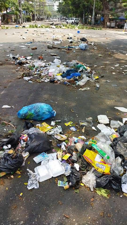 XueMei01's tweet photo. Garbage strike in Tamwe , people hurl rubbish onto road and oppose  to military rules ! 

ABOMINABLE CRUELTY

#WhatsHappeningInMyanmar 
#Mar30Coup https://t.co/gRnfOJ9FoA