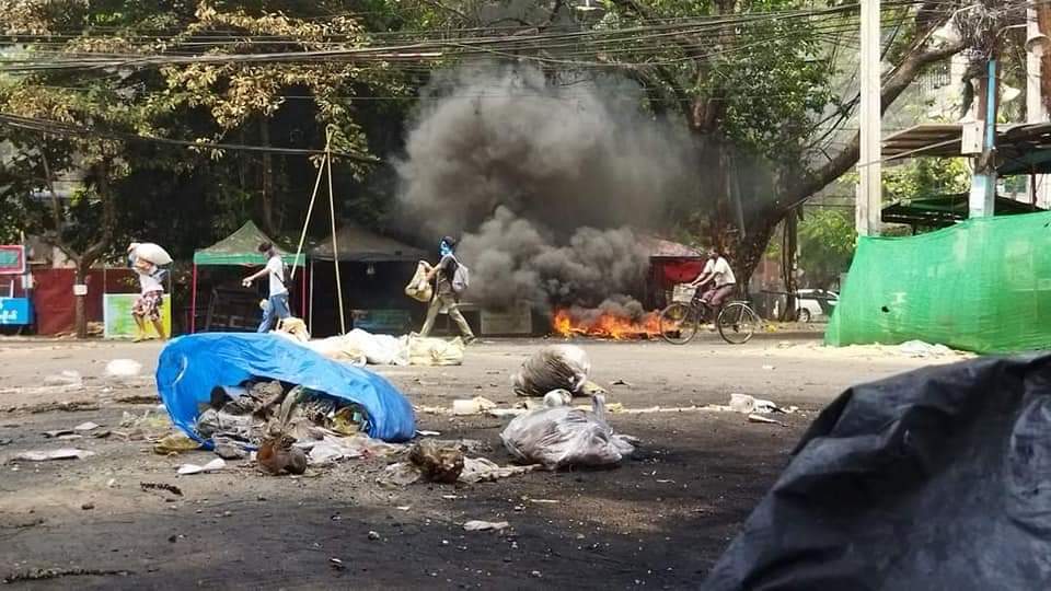 XueMei01's tweet photo. Garbage strike in Tamwe , people hurl rubbish onto road and oppose  to military rules ! 

ABOMINABLE CRUELTY

#WhatsHappeningInMyanmar 
#Mar30Coup https://t.co/gRnfOJ9FoA