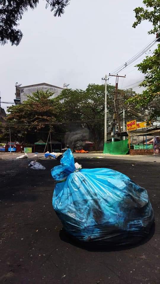 XueMei01's tweet photo. Garbage strike in Tamwe , people hurl rubbish onto road and oppose  to military rules ! 

ABOMINABLE CRUELTY

#WhatsHappeningInMyanmar 
#Mar30Coup https://t.co/gRnfOJ9FoA