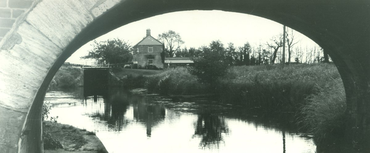 HeritageWSHC's tweet photo. #OnThisDay 1799 engineer Robert Whitworth died. In 1793 he &amp; his son William published the 1st plan for the Wilts &amp; Berks Canal. This 1970s pic shows the toll house at the junction where the @wiltsberkscanal meets the Kennet and Avon Canal at #Semington #ExploreYourArchive https://t.co/YebFpZSLh8