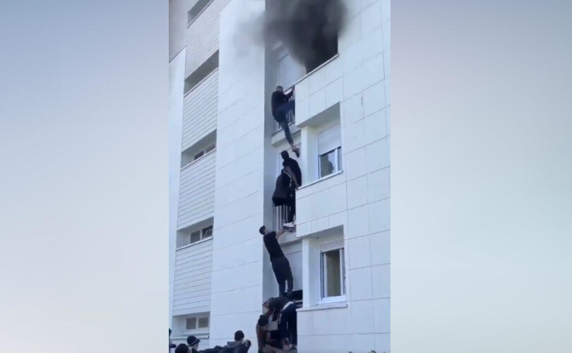 🔴 Des jeunes sauvent un couple et son bébé de 6 mois d’un incendie à Nantes

En escaladant les balcons et en mettant en place un matelas pour réceptionner les occupants, ils sont intervenus avant les secours.

➡️ l.leparisien.fr/l1De