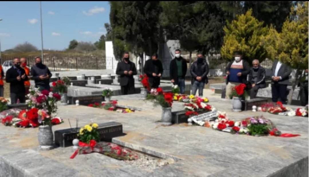 Parikiaki's tweet photo. Burial of the 5 Turkish Cypriots murdered by the members of EOKA B the Greek Cypriot armed fascist organisation
https://t.co/8MmwI8Kdy4 #Cyprus #CyprusEOKAB
#EOKAB #TurkishCypriots https://t.co/ZsyyhVzAIl