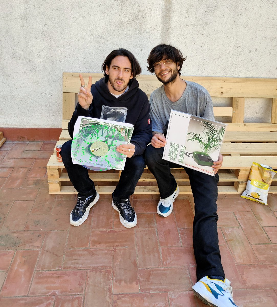 UltimateFris6ee's tweet photo. 2 personas muy contentas porque tienen el vinilo de la felicidad. Atención si quieres estar igual de felices: la semana que viene (si todo va bien xd) sacaremos a la venta la edición del vinilo de parte de @AcrobatUnstable llegados frescos de US! Hay pocas unidades así que al 🦜 https://t.co/A3LMtkpT6U