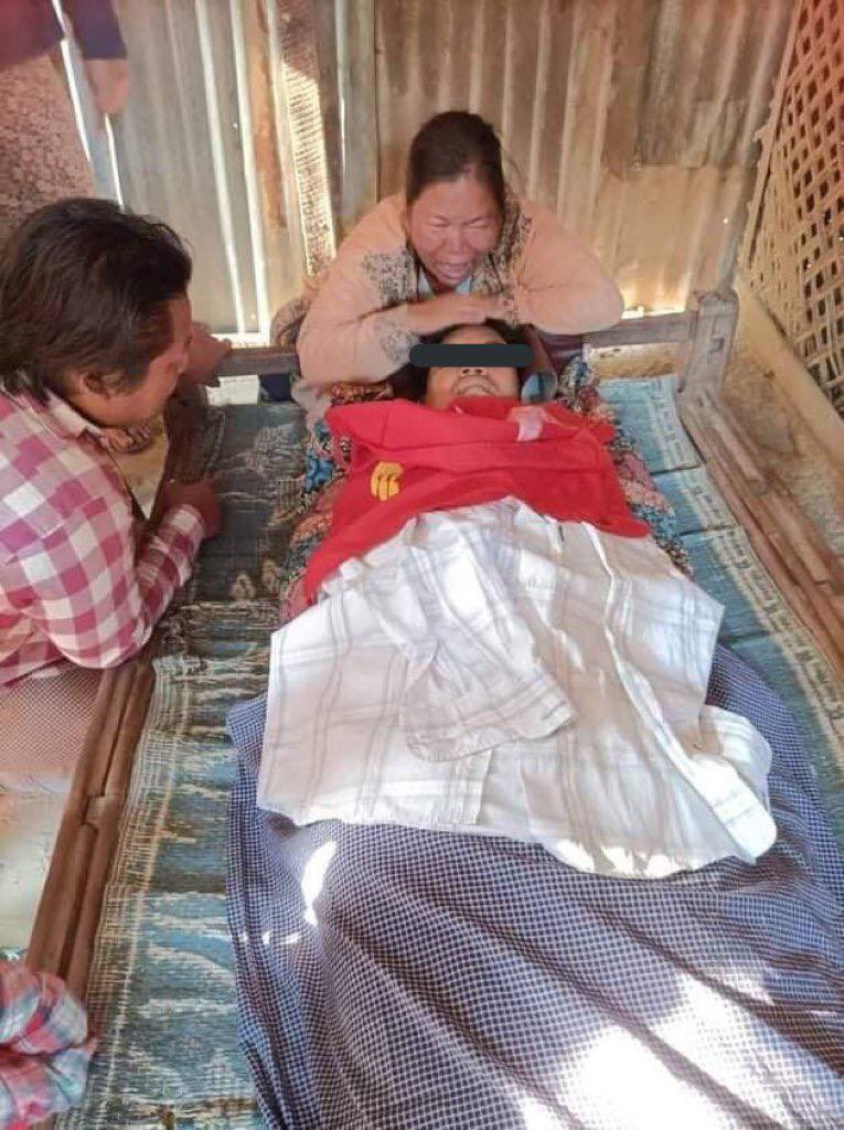 Mint63534681's tweet photo. Tw // death 
In #MyinGyan, Mg Wai Lwin Oo(21 yrs)who got shot on Mar 29 passes away from gunshot wounds. His family has difficulty even to build his grave. Three was shot dead on Mar 29.
#CrimeAgainstChildren 
ABOMINABLE CRUELTY
#Mar30Coup
#WhatsHappeningInMyanmar https://t.co/0yIemzwdGX