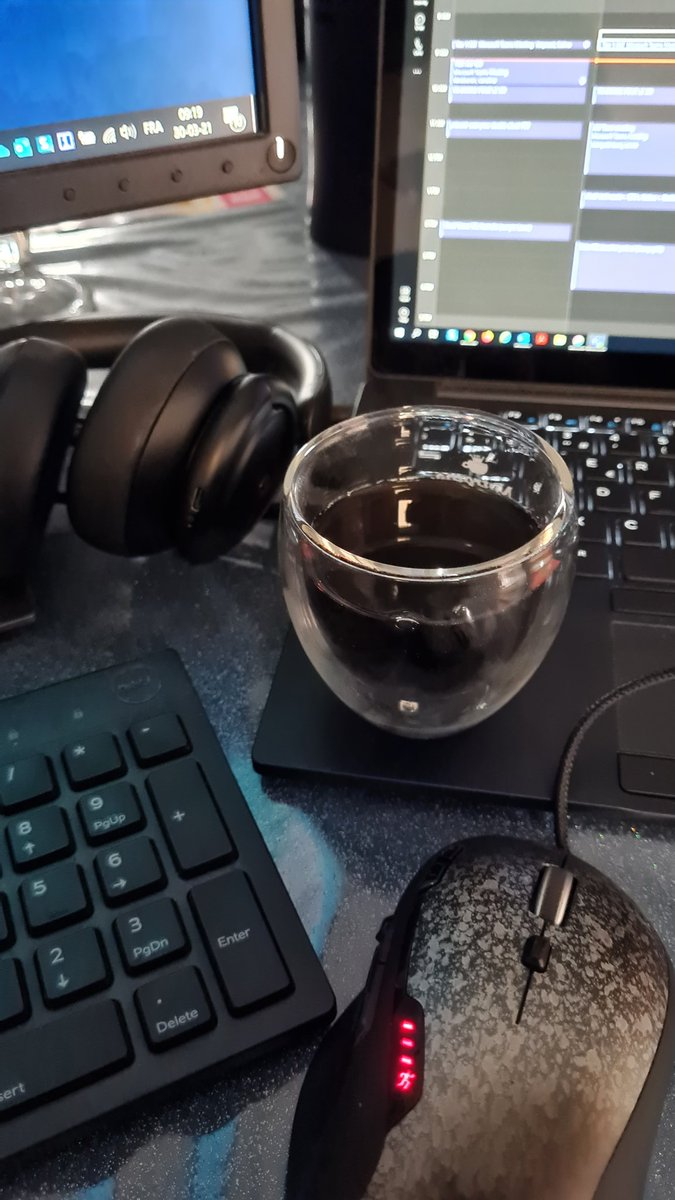 Kramer_MCB's tweet photo. Encore une longue journée sur mon bureau de fortune... (après ça j'irai m'asseoir à mon bureau #1 pour finir la soirée, quel programme) https://t.co/B9uRF8zV5I