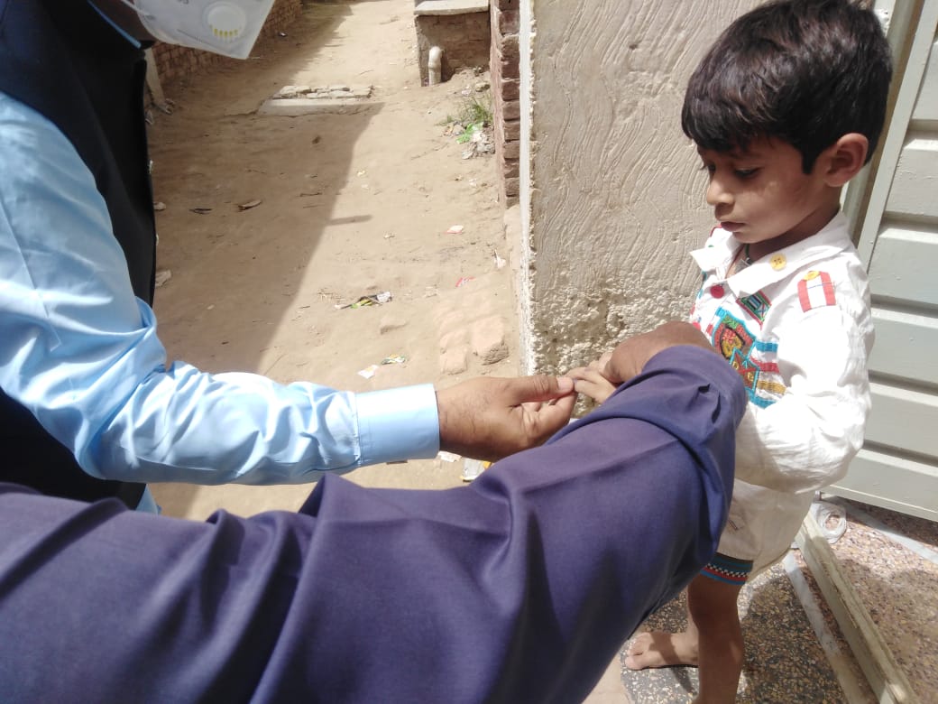 DcKhanewal's tweet photo. In field, observing Progress of Polio teams. Checked child's hand if he has got finger marking or not. Kid found vaccinated. https://t.co/lSN5bUxqNh