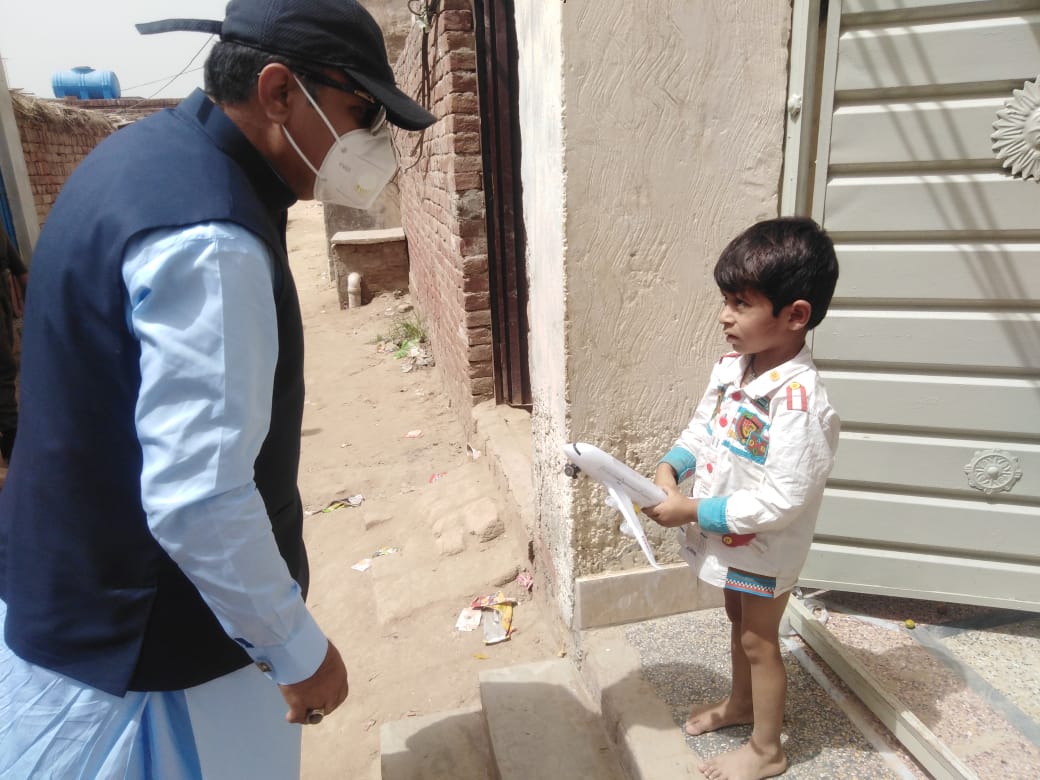 DcKhanewal's tweet photo. In field, observing Progress of Polio teams. Checked child's hand if he has got finger marking or not. Kid found vaccinated. https://t.co/lSN5bUxqNh