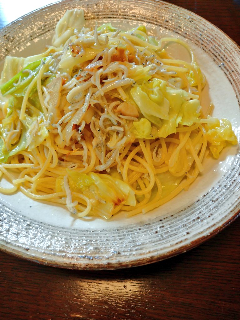 open_sesame2020's tweet photo. 今日のお昼御飯は、キャベツとしらすのペペロンチーノ。
子供が春休みに入って、又しても無限麺ループが始まる。

#おうちご飯 #お昼ご飯 
#料理好きな人と繋がりたい 
#���ペロンチーノ
#パスタ https://t.co/ZSmohzI9mP