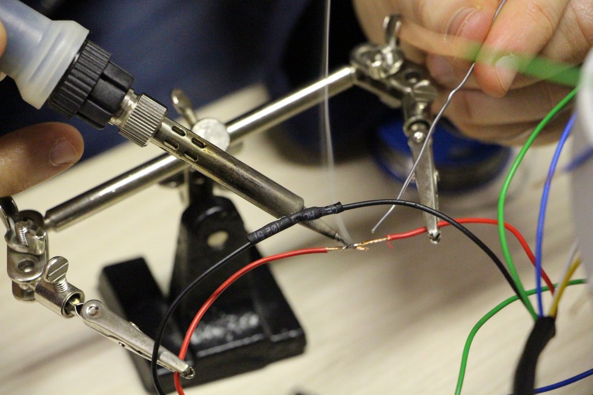 SnT_uni_lu's tweet photo. Work in progress in the Lunalab 🌔

Students of the Interdisciplinary #Space Master are assembling the "LeoRovers". They will test &amp; develop the autonomous navigation approach to search for water &amp; ice in our Lab.

Interested in doing this next year?➡️ https://t.co/3TsYLHtFMB https://t.co/0XWPF3Yvxp