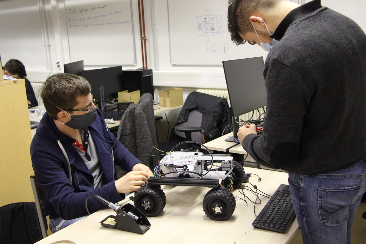 SnT_uni_lu's tweet photo. Work in progress in the Lunalab 🌔

Students of the Interdisciplinary #Space Master are assembling the "LeoRovers". They will test &amp; develop the autonomous navigation approach to search for water &amp; ice in our Lab.

Interested in doing this next year?➡️ https://t.co/3TsYLHtFMB https://t.co/0XWPF3Yvxp