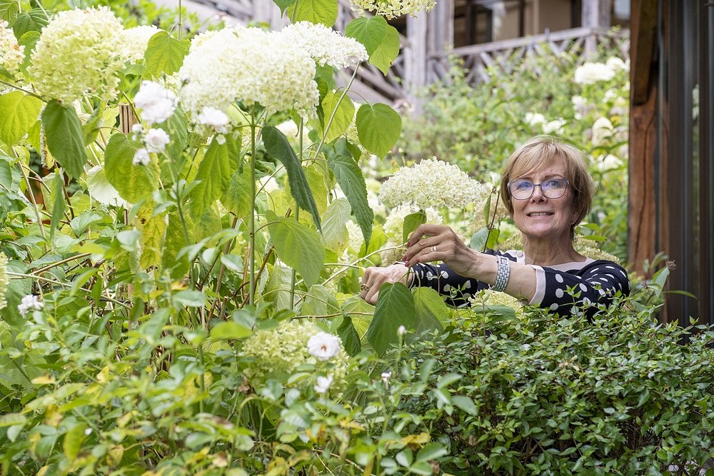 BernardLoiseau's tweet photo. #DominiqueLoiseau se consacre pleinement à son jardin en attendant l'ouverture prochaine de son hôtel-spa- boutique et ses restaurants.

#printemps #mainverte #nature #relaischateaux #gardening #jardinage #deliciousjourneys #Morvan #Saulieu ©Thuriès Magazine-Pascal Lattes https://t.co/4aMBtzaR22