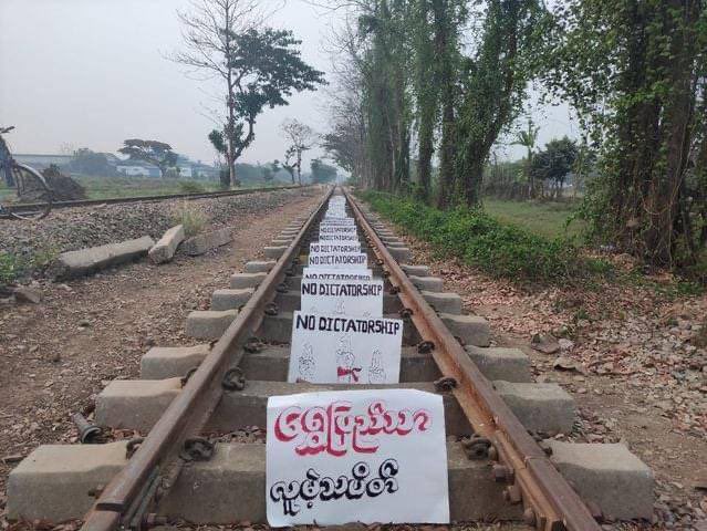 Mint63534681's tweet photo. No-human Dawn strike along the railway in Shwepyithar, Yangon.

#WhatsHappeningInMyanmar  
#Mar30Coup https://t.co/nDh7TtnMN3