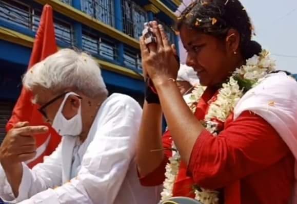Comrade Biman Basu is present during today's roadshow of #SajuktaMorcha supported LF nominated CPIM candidate of Nandigram, Meenakshi Mukherjee. Winds of change is getting intense in Comrade Minakshi Mukherjee. #Vote4SanjuktaMorcha #Vote4Left