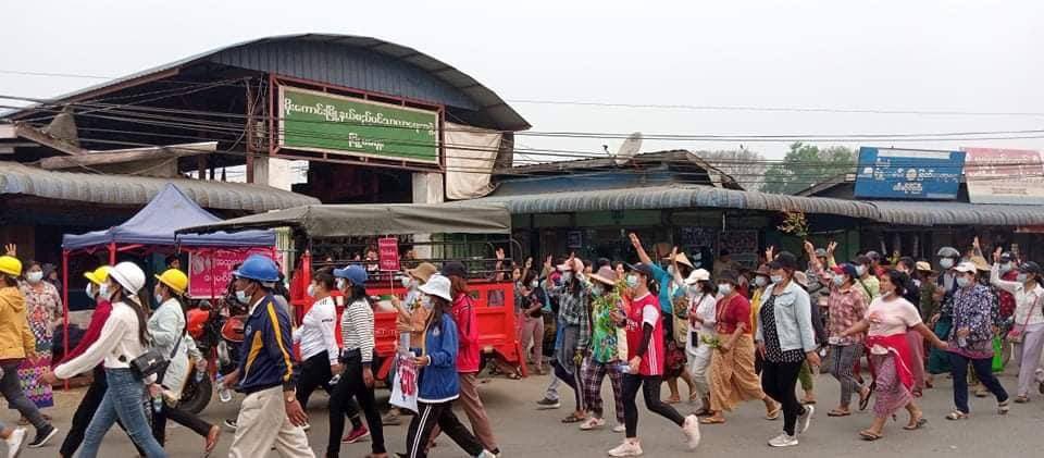 Mint63534681's tweet photo. Despite of the strict security, protesters successfully marched and protested against Military dictatorship in MoeGaung, Kachin State.

#Mar30Coup
#WhatsHappeningInMyanmar https://t.co/bNB990ZTO8