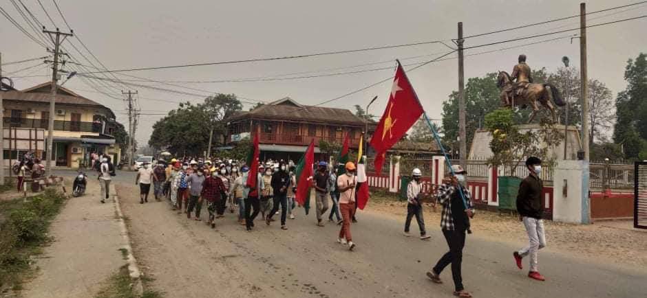Mint63534681's tweet photo. Despite of the strict security, protesters successfully marched and protested against Military dictatorship in MoeGaung, Kachin State.

#Mar30Coup
#WhatsHappeningInMyanmar https://t.co/bNB990ZTO8