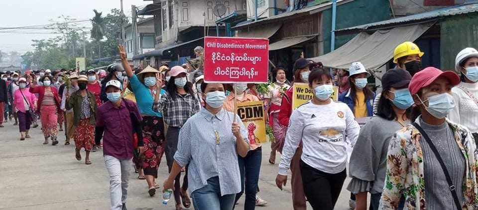 Mint63534681's tweet photo. Despite of the strict security, protesters successfully marched and protested against Military dictatorship in MoeGaung, Kachin State.

#Mar30Coup
#WhatsHappeningInMyanmar https://t.co/bNB990ZTO8