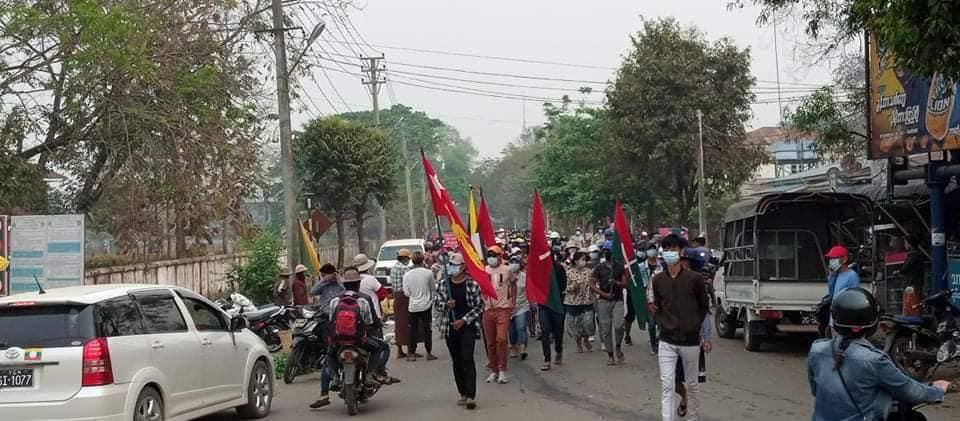 Mint63534681's tweet photo. Despite of the strict security, protesters successfully marched and protested against Military dictatorship in MoeGaung, Kachin State.

#Mar30Coup
#WhatsHappeningInMyanmar https://t.co/bNB990ZTO8