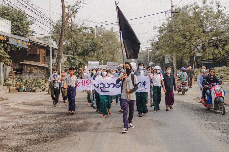 Mint63534681's tweet photo. Educational Strike in #Mandalay , they’re doing every possible ways to strongly condemn inhuman terrorists group by joining CDM &amp; striking daily. 

#Mar30Coup 
#WhatsHappeningInMyanmar https://t.co/LfyYsNFZXU