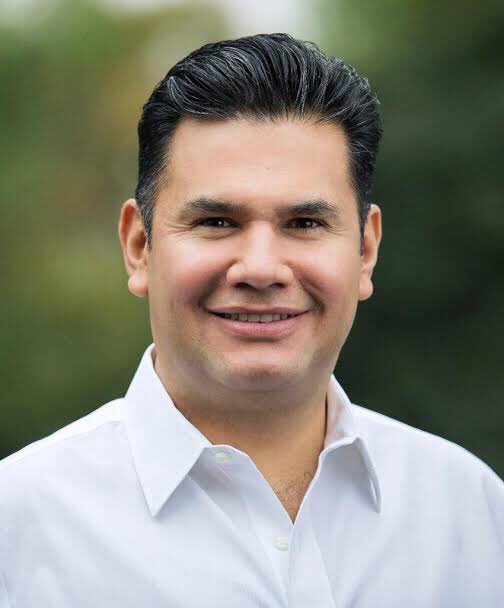 ChiapasEnTi's tweet photo. Quedan formalmente registrado @WillyOchoaG como candidato a la alcaldía #Tuxtleca por la coalición #VaPorChiapas por el #PAN, #PRI, #PRD ante el @IEPCChiapas haciendo mancuerna con @adrianaguillenh cómo sindica propietaria. https://t.co/u5HRIznxIW