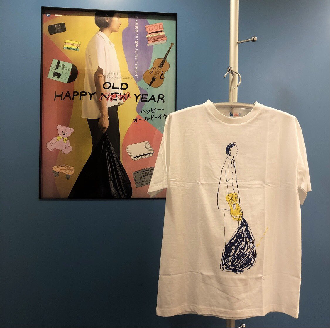 megurocinema's tweet photo. 【『ハッピー・オールド・イヤー』オリジナルTシャツ】上映期間中（4/3土曜から）販売します！

タイで人気のジュリ・ベーカーさんがイラスト手がけている可愛いTシャツ！
サイズはS・M・L・XL。
1枚3,000円税込です！
※数に限りがございますのでお早めに！ https://t.co/yIk0Ndu2U6