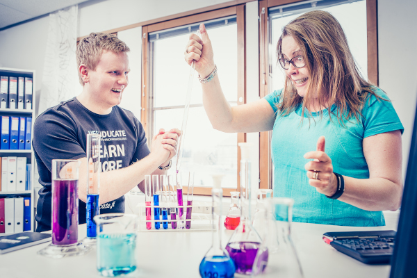 Korona muutti pelimerkkejä. Aikaisemmat toimintatavat eivät toimi. Tarvitsemme siis kasvunasennetta oppiaksemme uutta.

Kasvunasenteen vahvistaminen ei ole salatiedettä. Sen oppii vaikka tässä koulutuksessa:

uef.fi/fi/jatkuva-opp…

<a href="/UEFsmartforgood/">UEF | Jatkuva oppiminen</a> #johtaminen  #smartforgood