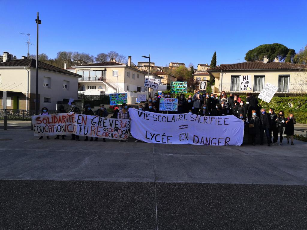 st3phaniemella's tweet photo. Départ du cortège pour le RDV à la #DSDEN #suppression de postes #mobilisation https://t.co/DTGLJ58CrU