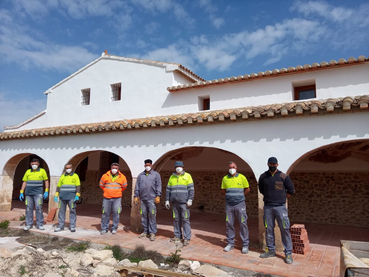 calp_ayto's tweet photo. ➡Continúan los trabajos de mantenimiento y conservación de la #CasadelCocó a través del programa #EMCORP. ➡Las actuaciones que se están desarrollando consisten en trabajos de mantenimiento, saneamiento e impermeabilización de muros, rehacer tramos de cubierta y carpintería. https://t.co/T2dZqRZ7VH