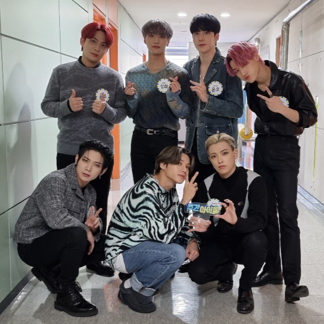 weeklyidol_ tweet picture