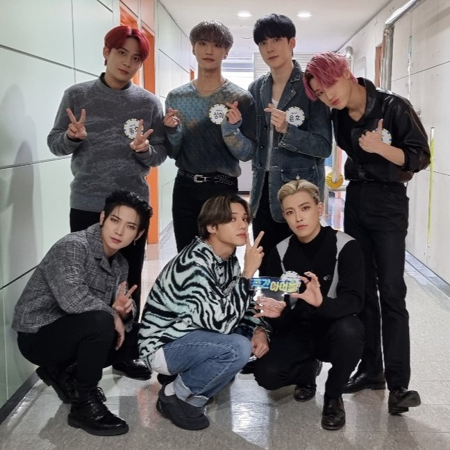 weeklyidol_ tweet picture