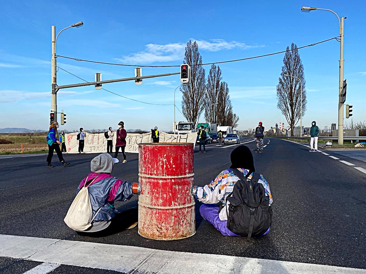 stopdep's tweet photo. 9.45 Uhr: die Polizei rückt an, doch die Blockade steht stabil. Kein Mensch ist illegal, Bleiberecht überall. #w3003 #bleiberechtfüralle https://t.co/3gcRFyvGxH