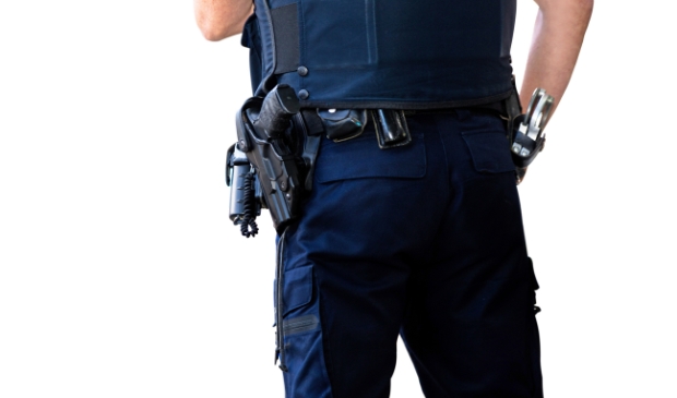 Politie-inval in Ameide: mogelijk auto's en boten in beslag genomen - ..