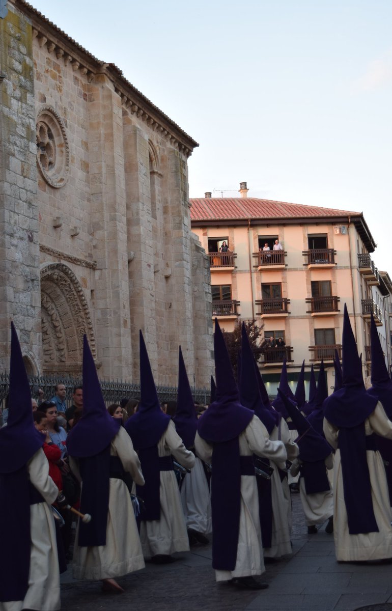 SSdeZamora's tweet photo. Es Martes Santo en Zamora. Esta bendita tierra románica que enmudece con un toque de corneta y tambor. Esta bendita tierra románica que hace salir a las calles y balcones y que hace volver a todo el que vive lejos.
#SSZ2021VIACRUCIS https://t.co/sbJk9l0acB