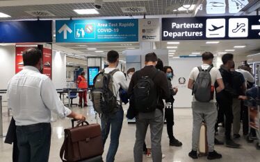 Isa_Ruggiero's tweet photo. Solo ora ci si scandalizza, ma di fatto in Italia sono mesi che chi ne ha i mezzi va all’estero per turismo. Non si combatte così l’#epidemia. Il turismo italiano è in ginocchio. #congiuntifuoriregione https://t.co/aEzqKzA0Mi